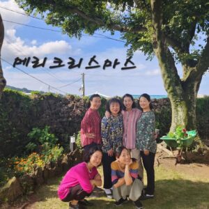 Kim Mi-kyeong Instagram - 크리스마스 잘 보내고 계신가요^^
공연히 환자복 입은 사진을 올려 걱정 끼쳐드렸습니다.
염려해주신 덕분에 잘 치료받고 벌떡 일어나 뛰어다니고 있습니다.
감사합니다♥️♥️♥️