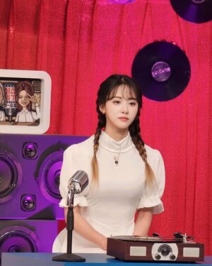 Kim Min-ah Instagram - 오빠야 내가 진짜 좋아하는 사람이 생겨서 혼자 끙끙 앓다가 죽어버릴것만 같아서 얘기를 한다 눈 앞에 아른아른 거리는 잘 생긴 얼굴 자꾸 귀에 맴도는 그의 촉촉한 목소리 ye
#나는너를좋아하고너도나를좋아하고우린서로좋아하는데도그누구도말을안해요