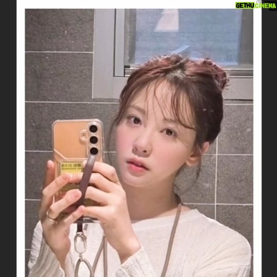 Kim Min-ah Instagram - 화장실이었는데 대왕커피를 마셔버리네ㅋ🫠 #AI #분발해라