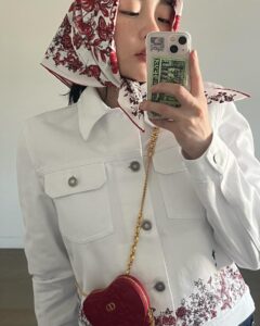 Kim Min-ha Instagram - 🌹#DIOR for Valentine's Day🌹