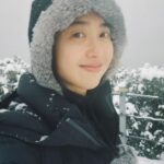 Kim Min-jung Instagram – .
새해 복 드음뿍 받아요 우리🤍
.
다 괜찮고 ,
다 괜찮을거예요
자신을 믿고 나아가요 
화려한 빛들보다 ,
내 마음에 호롱불 하나 켜고 
그 빛 만큼은 꺼지지않게 
스스로 지켜가보면 어떨까요?
그 무엇보다 건강합시다. 

#갑진년