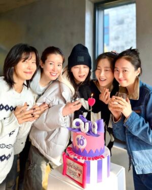 Kim Min-jung Instagram - .
우리의 10th ANNIVERSARY !!!
🩷🩷🩷
나의 어여쁘고 아름답고 순수하고 
귀한 인연. 
늘 고맙습니다. 
사랑합니다. 우주마안큼. 
-
@hs_kim_95 
@songyoona2015 
@i_taeran 
@yoo_sun0129 
@hangoeun310 
&
@by_pdc