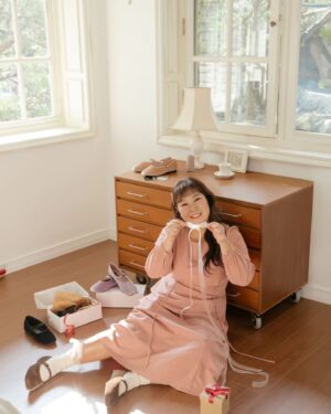 Kim Min-kyoung Instagram - 날씨가 갑자기 너무 추워져서 겨울이 됐어요~ㅜㅜ
이번에도 사진 픽 해주실꺼죠?
이번에는 화보 말고 매거진 촬영 해봤는데 어때요?ㅎㅎ
평소에는 물론이고~ 연말에도 부담 없이 입을 수 있어요~♡
저는 공구우먼 옷 입고 갈 겨울 여행 고민중이에요~
여러분은 올 겨울 어디로 놀러가시나요~?
추운 날에는 따뜻하면서도 예쁜 옷 입고 다녀요~~
인터뷰도 있으니 공구우먼 홈페이지로 보러가세용~^^ 

#공구우먼 #매거진 #데일리룩 #가을코디 #겨울코디 # 연말파티