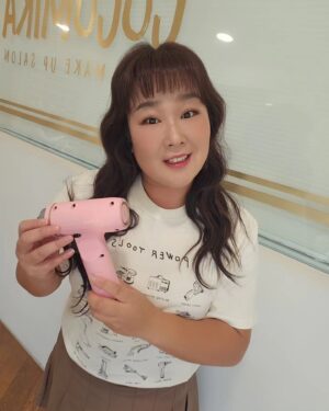 Kim Min-kyoung Instagram - 제가 들고 있는걱 드라이기냐구요?
아닙니다! 저건 공구세트입니다
구조견들이 가족을 만나기전까지 머물러야하는 보호소에 지붕을 만들어주는 지붕프로젝트를 하고 있습니다.
모두가 안전하게 살아갈수있는 세상이 되는 그날까지 safeact !

#safeact
#세이프액트
#지붕프로젝트
@artist_imsumi