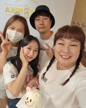 Kim Min-kyoung Instagram - 올해 생일도 너무 큰 사랑 받았어요~
이거 다 보답하고 살께요~~
난 너무 행복한 사람이란걸 또 한번 느끼게 해준 내생일~
선물도 너무 많이 받고 축하도 많이 받고~~ 아~~ 배부르다^^
최고로 행복하단 얘깁니다~~♡♡
내년을 또 기다리며~~ ㅎㅎ