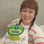 Kim Min-kyoung Instagram – 올해 생일도 너무 큰 사랑 받았어요~
이거 다 보답하고 살께요~~
난 너무 행복한 사람이란걸 또 한번 느끼게 해준 내생일~
선물도 너무 많이 받고 축하도 많이 받고~~ 아~~ 배부르다^^
최고로 행복하단 얘깁니다~~♡♡
내년을 또 기다리며~~ ㅎㅎ