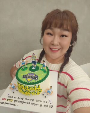 Kim Min-kyoung Instagram - 올해 생일도 너무 큰 사랑 받았어요~
이거 다 보답하고 살께요~~
난 너무 행복한 사람이란걸 또 한번 느끼게 해준 내생일~
선물도 너무 많이 받고 축하도 많이 받고~~ 아~~ 배부르다^^
최고로 행복하단 얘깁니다~~♡♡
내년을 또 기다리며~~ ㅎㅎ