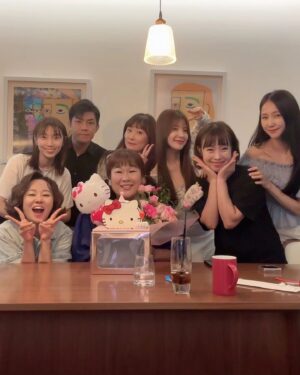 Kim Min-kyoung Instagram - 올해 생일도 너무 큰 사랑 받았어요~
이거 다 보답하고 살께요~~
난 너무 행복한 사람이란걸 또 한번 느끼게 해준 내생일~
선물도 너무 많이 받고 축하도 많이 받고~~ 아~~ 배부르다^^
최고로 행복하단 얘깁니다~~♡♡
내년을 또 기다리며~~ ㅎㅎ