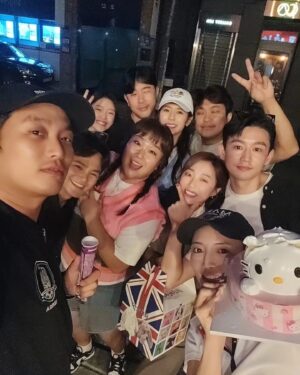 Kim Min-kyoung Instagram - 올해 생일도 너무 큰 사랑 받았어요~
이거 다 보답하고 살께요~~
난 너무 행복한 사람이란걸 또 한번 느끼게 해준 내생일~
선물도 너무 많이 받고 축하도 많이 받고~~ 아~~ 배부르다^^
최고로 행복하단 얘깁니다~~♡♡
내년을 또 기다리며~~ ㅎㅎ