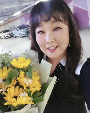 Kim Min-kyoung Instagram - 올해도 2년연속 브랜드고객충성도 대상에서
엔터테이너상 받았어요~ ^^
올해는 상 받을일이 없겠다 생각했는데..
이렇게 큰상을ㅜㅜ 
올해 열심히 해서 내년도 노려보겠습니다
잘부탁드립니다!!! ㅎㅎ
여러분 사랑합니다 ❤️
