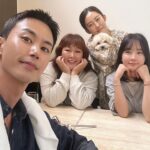 Kim Min-kyoung Instagram – 올해 생일도 너무 큰 사랑 받았어요~
이거 다 보답하고 살께요~~
난 너무 행복한 사람이란걸 또 한번 느끼게 해준 내생일~
선물도 너무 많이 받고 축하도 많이 받고~~ 아~~ 배부르다^^
최고로 행복하단 얘깁니다~~♡♡
내년을 또 기다리며~~ ㅎㅎ