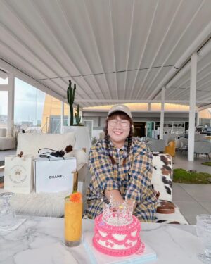 Kim Min-kyoung Instagram - 올해 생일도 너무 큰 사랑 받았어요~
이거 다 보답하고 살께요~~
난 너무 행복한 사람이란걸 또 한번 느끼게 해준 내생일~
선물도 너무 많이 받고 축하도 많이 받고~~ 아~~ 배부르다^^
최고로 행복하단 얘깁니다~~♡♡
내년을 또 기다리며~~ ㅎㅎ