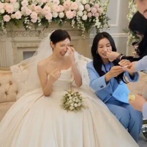 Kim Ok-vin Instagram - 눈 마주치면 울것 같아서 막둥이 눈을 볼 수가 없었답니다.  오늘 동생 결혼식에 와주신 분들 , 마음 깊이 감사 인사를 드립니다. 오늘 제가 정신이 없어 후루룩 지나갔더라도 곧 다시 인사드릴게요.  벚꽃이 절정인 오늘, 아름답게 만개한 봄 속에서 고운이가 결혼을 잘 마쳤습니다. 감사드립니다❤️