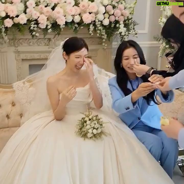 Kim Ok-vin - 27.3K Likes - 눈 마주치면 울것 같아서 막둥이 눈을 볼 수가 없었답니다. 오늘 동생 결혼식에 와주신 분들 , 마음 깊이 감사 인사를 드립니다. 오늘 제가 정신이 없어 후루룩 지나갔더라도 곧 다시 인사드릴게요. 벚꽃이 절정인 오늘, 아름답게 만개한 봄 속에서 고운이가 결혼을 잘 마쳤습니다. 감사드립니다❤️