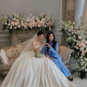 Kim Ok-vin Instagram - 눈 마주치면 울것 같아서 막둥이 눈을 볼 수가 없었답니다.  오늘 동생 결혼식에 와주신 분들 , 마음 깊이 감사 인사를 드립니다. 오늘 제가 정신이 없어 후루룩 지나갔더라도 곧 다시 인사드릴게요.  벚꽃이 절정인 오늘, 아름답게 만개한 봄 속에서 고운이가 결혼을 잘 마쳤습니다. 감사드립니다❤️
