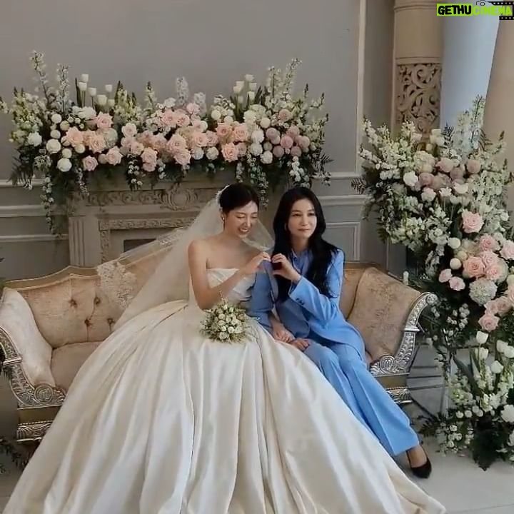 Kim Ok-vin - 27.3K Likes - 눈 마주치면 울것 같아서 막둥이 눈을 볼 수가 없었답니다. 오늘 동생 결혼식에 와주신 분들 , 마음 깊이 감사 인사를 드립니다. 오늘 제가 정신이 없어 후루룩 지나갔더라도 곧 다시 인사드릴게요. 벚꽃이 절정인 오늘, 아름답게 만개한 봄 속에서 고운이가 결혼을 잘 마쳤습니다. 감사드립니다❤️