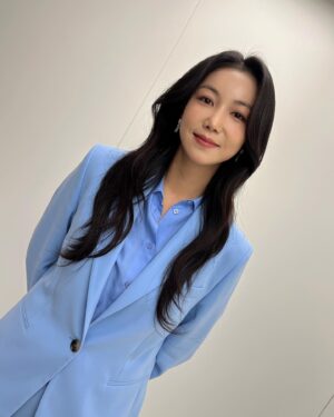 Kim Ok-vin Instagram - 눈 마주치면 울것 같아서 막둥이 눈을 볼 수가 없었답니다.  오늘 동생 결혼식에 와주신 분들 , 마음 깊이 감사 인사를 드립니다. 오늘 제가 정신이 없어 후루룩 지나갔더라도 곧 다시 인사드릴게요.  벚꽃이 절정인 오늘, 아름답게 만개한 봄 속에서 고운이가 결혼을 잘 마쳤습니다. 감사드립니다❤️