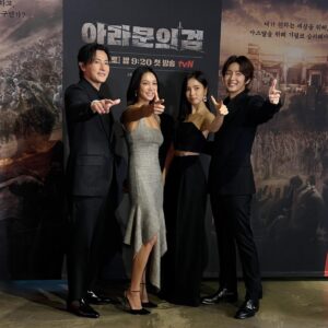 Kim Ok-vin Instagram - 엄청난 사진이 찍혔다.
탄야니르하 뽀뽀~😘
아스달은 우리끼리 가져요 🤣

 #아라문의검