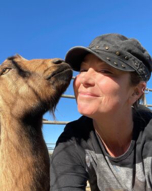Kim Rhodes Instagram - I HAVE A NEW (volunteer) JOB!!! A series from my first day.
