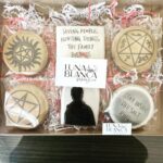 Kim Rhodes Instagram - Ohhhhh, #spnnola is already starting, dare I say… sweet? Thank you, @lunablancabakingco ! IOU hugs. Shame about the art. I’m totally gonna eat it.