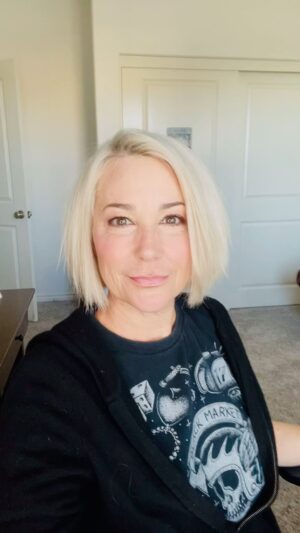 Kim Rhodes Instagram - My babies!!!! Even the ones older than me. 💖 May 24-26 @galaxyconoklahomacity