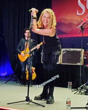 Kim Rhodes Instagram - Thank you, #spnsf, for being the source of this joy and thank you @fangasmspn for the shot. 💖