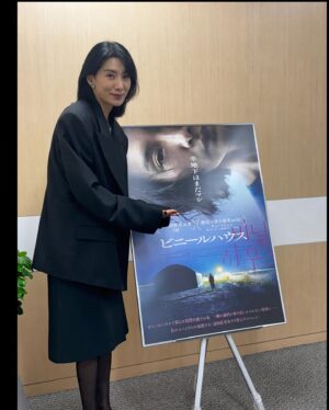 Kim Seo-hyung Instagram - 3월15일 일본 개봉을 앞두고 
#비닐하우스 프리뷰 시사회 
<with 이솔희감독님> <통역사 Yeon Jimi>
부슬부슬 비 내리는 저녁 상영 후.. 늦은 시간까지 자리 지켜주며
이야기 들어주신 관객분들에게 감사했습니다 🙏 (전석매진 🥳)
그리고 멀리서 찾아와주신 팬분들에게도 너무 너무 고맙습니다 🤍