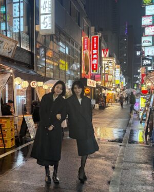 Kim Seo-hyung Instagram - 3월15일 일본 개봉을 앞두고 
#비닐하우스 프리뷰 시사회 
<with 이솔희감독님> <통역사 Yeon Jimi>
부슬부슬 비 내리는 저녁 상영 후.. 늦은 시간까지 자리 지켜주며
이야기 들어주신 관객분들에게 감사했습니다 🙏 (전석매진 🥳)
그리고 멀리서 찾아와주신 팬분들에게도 너무 너무 고맙습니다 🤍