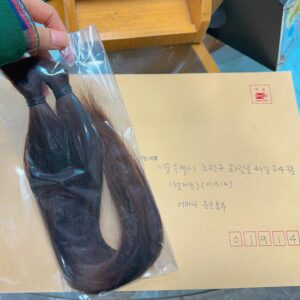 Kim So-ra Instagram - •
싹둑✂️

어마어마하게 길던 머리를 잘랐어요!
요즘은 염색했던 머리도 기부할 수 있더라구요👍
어린 암 환자들을 위한 머리카락 나눔활동 

#어머나운동본부 #어머나운동본부모발기증