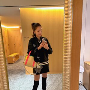 Kim So-ra Instagram - •
싹둑✂️

어마어마하게 길던 머리를 잘랐어요!
요즘은 염색했던 머리도 기부할 수 있더라구요👍
어린 암 환자들을 위한 머리카락 나눔활동 

#어머나운동본부 #어머나운동본부모발기증