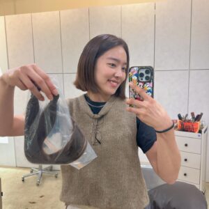 Kim So-ra Instagram - •
싹둑✂️

어마어마하게 길던 머리를 잘랐어요!
요즘은 염색했던 머리도 기부할 수 있더라구요👍
어린 암 환자들을 위한 머리카락 나눔활동 

#어머나운동본부 #어머나운동본부모발기증