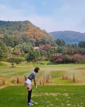 Kim So-ra Instagram - •
가을 ⛳️🍁🍂

#혼가먼트 #HORNGARMENT