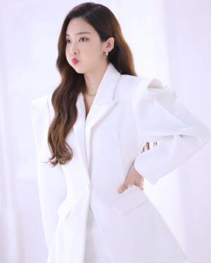 Kim So-ra Instagram - •
단벌신사 기란이 🤗 

#경이로운소문2