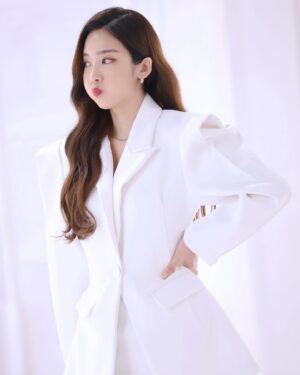 Kim So-ra Instagram - •
단벌신사 기란이 🤗 

#경이로운소문2
