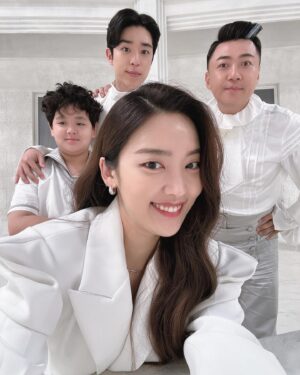 Kim So-ra Instagram - •
단벌신사 기란이 🤗 

#경이로운소문2