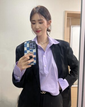 Kim Su-Ji Instagram - 숙제💜
.
.
#셀카🤚🏻