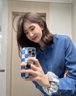 Kim Su-Ji Instagram - 숙제💜
.
.
#셀카🤚🏻