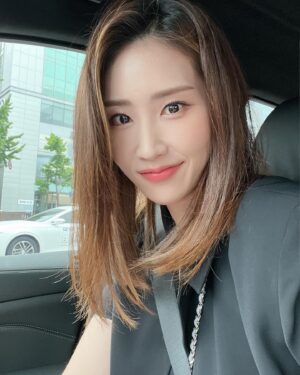 Kim Su-Ji Instagram - 숙제💜
.
.
#셀카🤚🏻