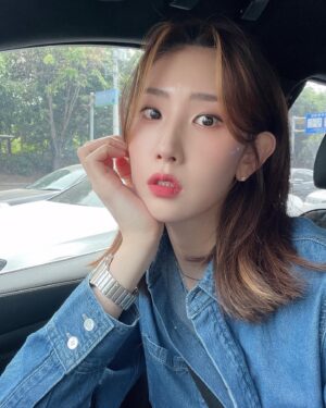 Kim Su-Ji Instagram - 숙제💜
.
.
#셀카🤚🏻