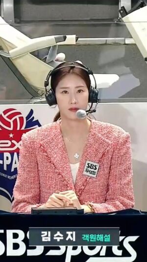 Kim Su-Ji Instagram - 긴긴 시즌이 끝났네요~
생각보다 일찍 끝난 시즌의 아쉬움을 마지막까지 함께 할 수 있게 기회를 만들어주신 sbs스포츠 감사합니다!! 어디든 혹시 피해가 가지않을까 걱정이 많았는데 잘 이끌어주신 이정철 감독님과 장소연 위원님, 그리고 윤성호, 이재형, 이준혁 아나운서님, 그리고 피디님들과 작가님들 감사했어요!! 마지막까지 투혼을 불사하는 선수들을 보면서 많은 감정들을 느꼈네요~ 내년엔 꼭 마지막까지 코트 위에 남아있길 바라면서 올 시즌 시작부터 객원해설로 마무리하기까지 응원해주셨던 모든분들께 감사하다고 꼭 말씀 드리고 싶었어요~ 감사합니다☺️