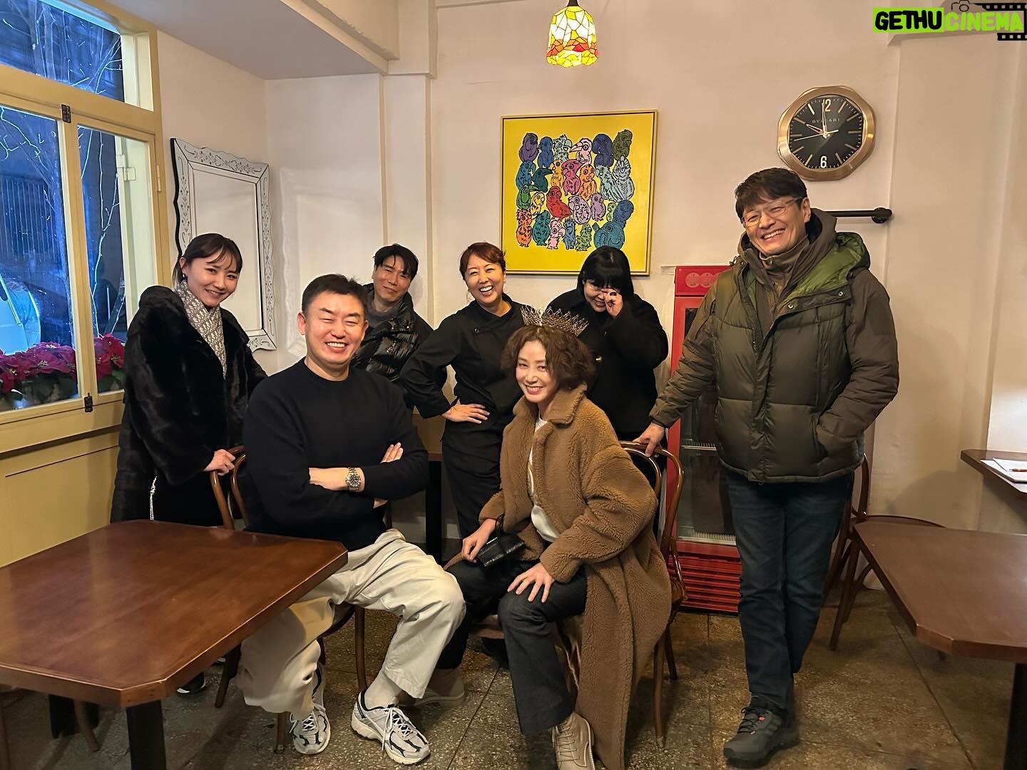 Kim Sung-ryung Instagram - #홍신애솔트 #좋은음식 #좋은사람들 #서로의안부를묻고 #왕관이왜 🤣🤣🤣