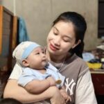 Kim Sung-ryung Instagram - #플랜코리아 첫 인연을 맺었던 띠똠 가정을 이루고 어느덧 세 아이의 엄마가 되었다는… 첫 아이 소식에 직접 찾아가 만났던것도 엊그제 같은데… 띠똠~ 소식 전해줘서 고맙다~😍 남편과 아이들 그리고 띠똠 모두모두 건강하고 행복하게 쟐 살아야돼~~ 아이가 내가 본 띠똠 어릴적 모습이랑 똑같다~ . 소녀가 엄마가 되는…나는… 할머니 됐뿠따🌼🌼🌼