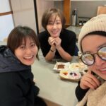 Kim Sung-ryung Instagram - #정관장 모델 하는 9년동안 함께 했던 박수양대표…너무 고마웠던거 알쥐? ㅎ 예쁜 꽃다발과 너무 예쁜 컵 선물까지 너무 고마워용~ #북촌투어 어디든 완벽한 가이드 경은이랑^^