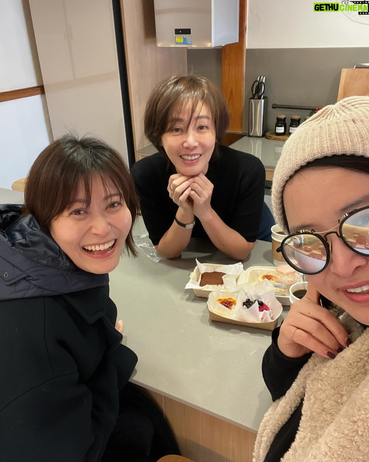 Kim Sung-ryung Instagram - #정관장 모델 하는 9년동안 함께 했던 박수양대표…너무 고마웠던거 알쥐? ㅎ 예쁜 꽃다발과 너무 예쁜 컵 선물까지 너무 고마워용~ #북촌투어 어디든 완벽한 가이드 경은이랑^^