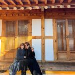 Kim Sung-ryung Instagram - #정관장 모델 하는 9년동안 함께 했던 박수양대표…너무 고마웠던거 알쥐? ㅎ 예쁜 꽃다발과 너무 예쁜 컵 선물까지 너무 고마워용~ #북촌투어 어디든 완벽한 가이드 경은이랑^^