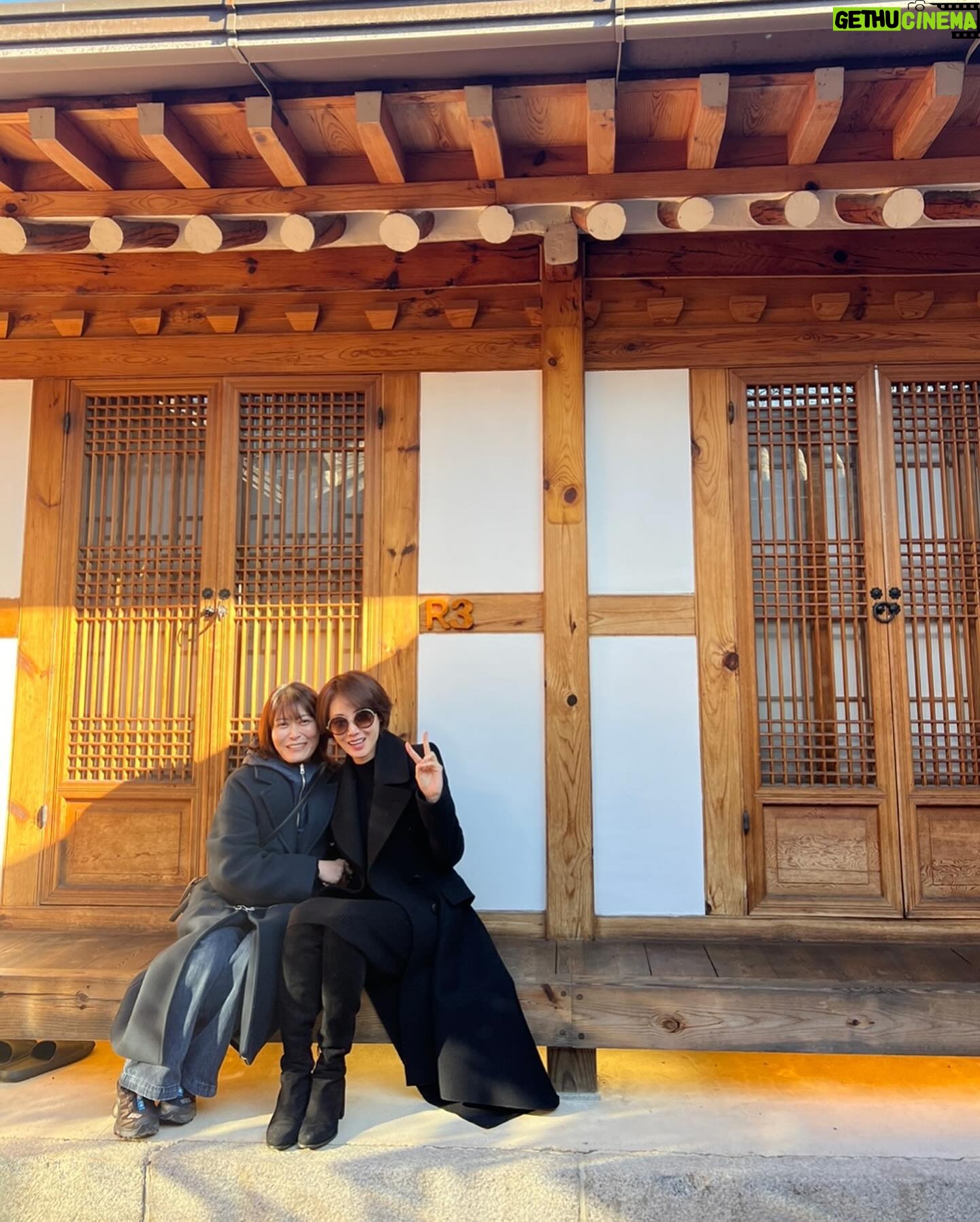 Kim Sung-ryung Instagram - #정관장 모델 하는 9년동안 함께 했던 박수양대표…너무 고마웠던거 알쥐? ㅎ 예쁜 꽃다발과 너무 예쁜 컵 선물까지 너무 고마워용~ #북촌투어 어디든 완벽한 가이드 경은이랑^^