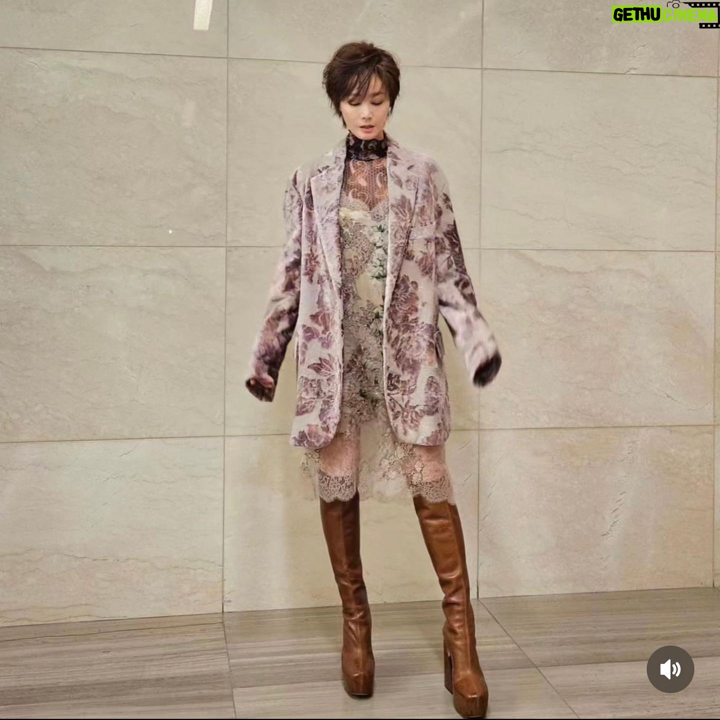 Kim Sung-ryung Instagram - #독전2 #넷플릭스 11/17 더 강렬하게 눈낄을 사로잡습니다 보세요~ 꼭! 그때 그 오연옥도 나오던데요^^