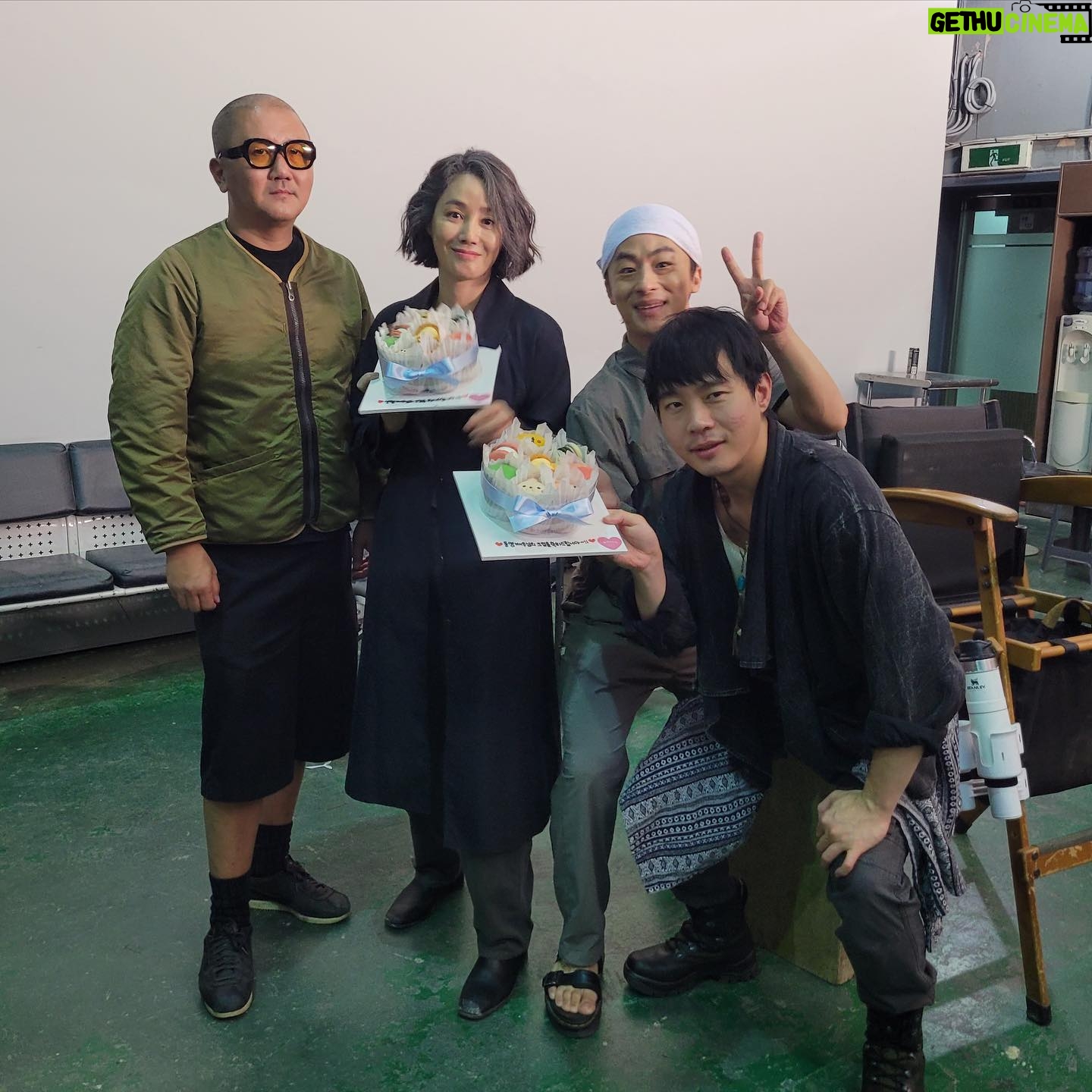 Kim Sung-ryung Instagram - #부활남 #막촬 #기념샷 #귀요미셋 수고하셨어요~