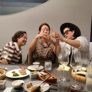 Kim Sung-ryung Instagram - 손가락이 내맘 같지 않아요🤣 #핫한하트 #지선이웃음소리 ㅋㅋㅋㅋㅋㅋㅋㅋ