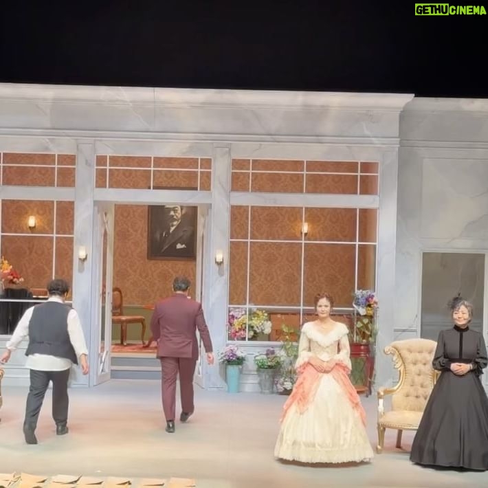 Kim Sung-ryung Instagram - #헤다가블러 #방은희배우 #임채원배우 은희의헤다 멋졌어 그리고 넘 애썼어👏👏👏